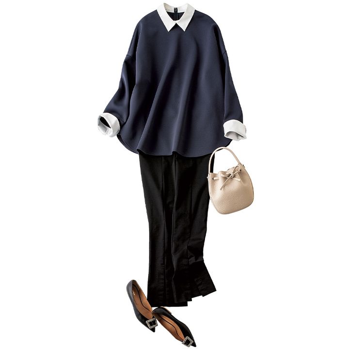 ルフィルの衿とカフスが白になったネイビーブラウスと黒パンツにベージュのハンドバッグとビジュー付きパンプスを合わせたコーデ