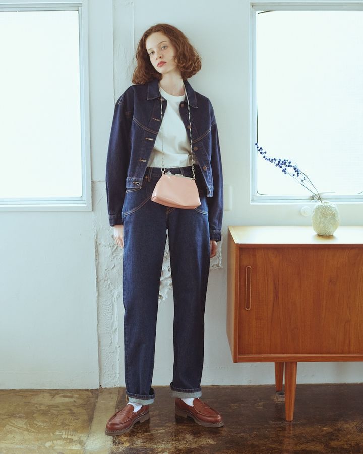 デニムオンデニムに差し色するなら、ピンクのバッグで愛らしく。【FUDGE dig.｜デニムオンデニムの差し色レッスン – 03】