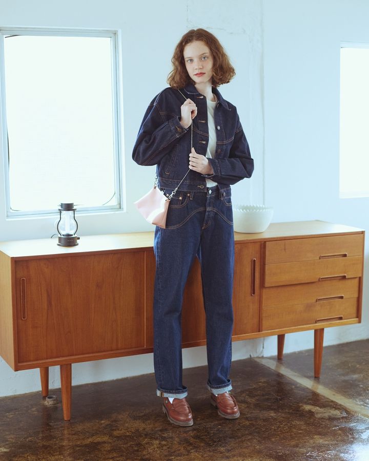 デニムオンデニムに差し色するなら、ピンクのバッグで愛らしく。【FUDGE dig.｜デニムオンデニムの差し色レッスン – 03】