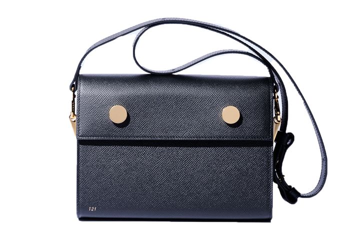 オンオフどちらも使えて超便利！一つは持っておきたい黒のレザーバッグ4選