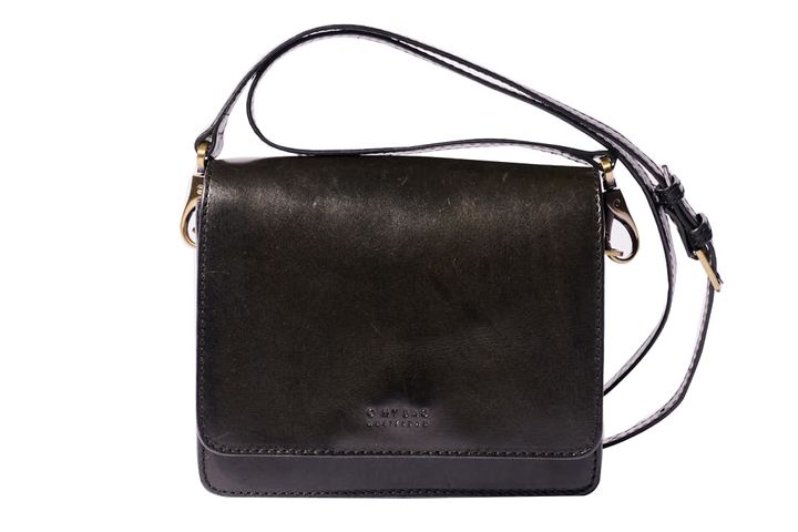 オンオフどちらも使えて超便利！一つは持っておきたい黒のレザーバッグ4選