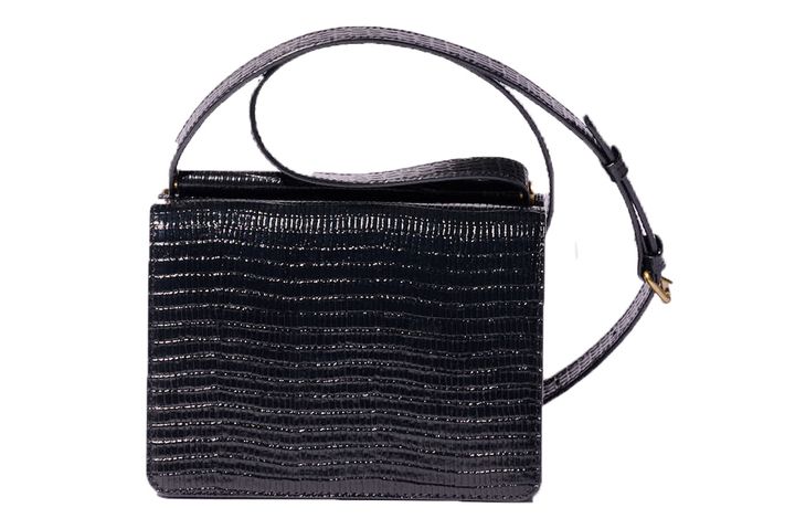 オンオフどちらも使えて超便利！一つは持っておきたい黒のレザーバッグ4選