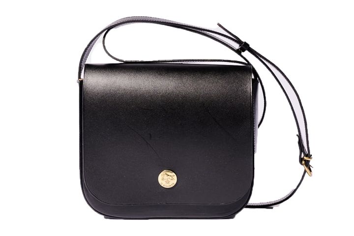 オンオフどちらも使えて超便利！一つは持っておきたい黒のレザーバッグ4選