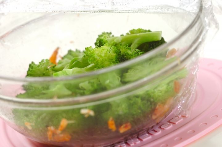 桜エビとブロッコリーのナンプラー蒸しの作り方1