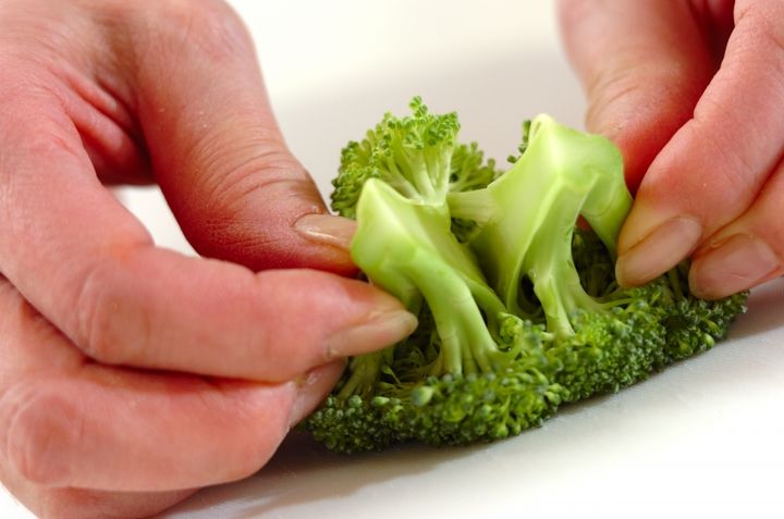 桜エビとブロッコリーのナンプラー蒸しの下準備1