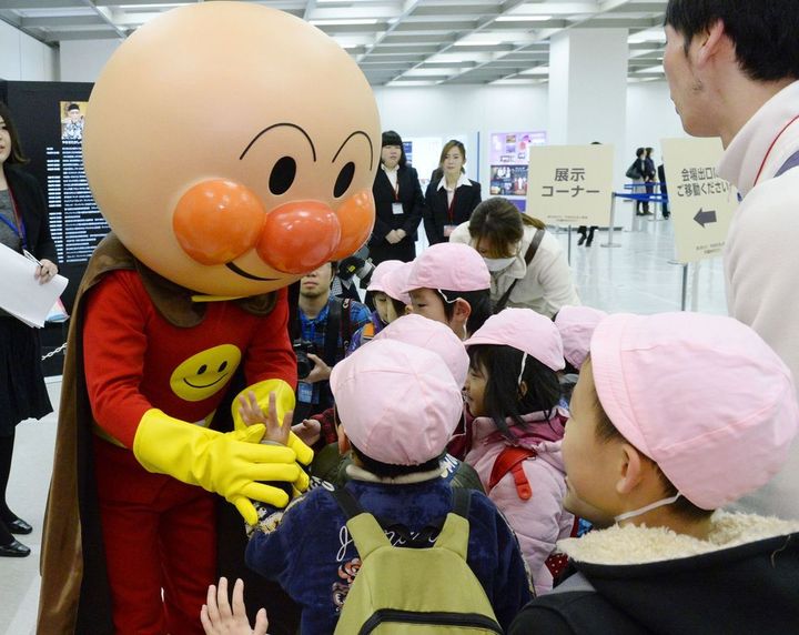 やなせたかしさんのお別れの会で、子どもたちを迎えるアンパンマン＝2014年2月6日午前、東京都新宿区