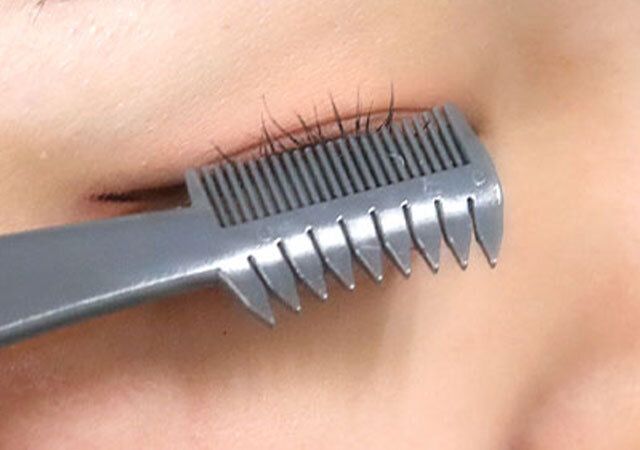 セリアのまつ毛をセパレートにできる美束をつくれるマスカラコーム＆ガード