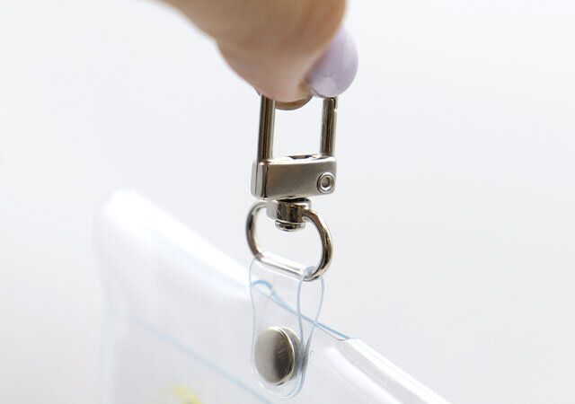 セリアの回転式カラビナ付きPVCおでかけミニポーチ7×10cm MA-1853