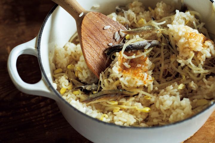 【煮干しだしを使った】 煮干しごとふっくらと！ 豆もやしのごはん