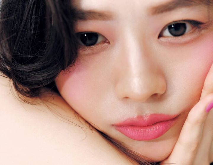 描くチーク モデル＝松木育未