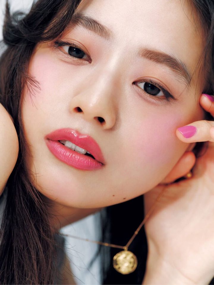 描くチーク モデル＝松木育未