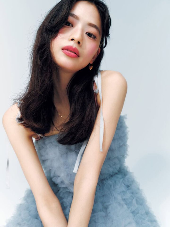 描くチーク モデル＝松木育未