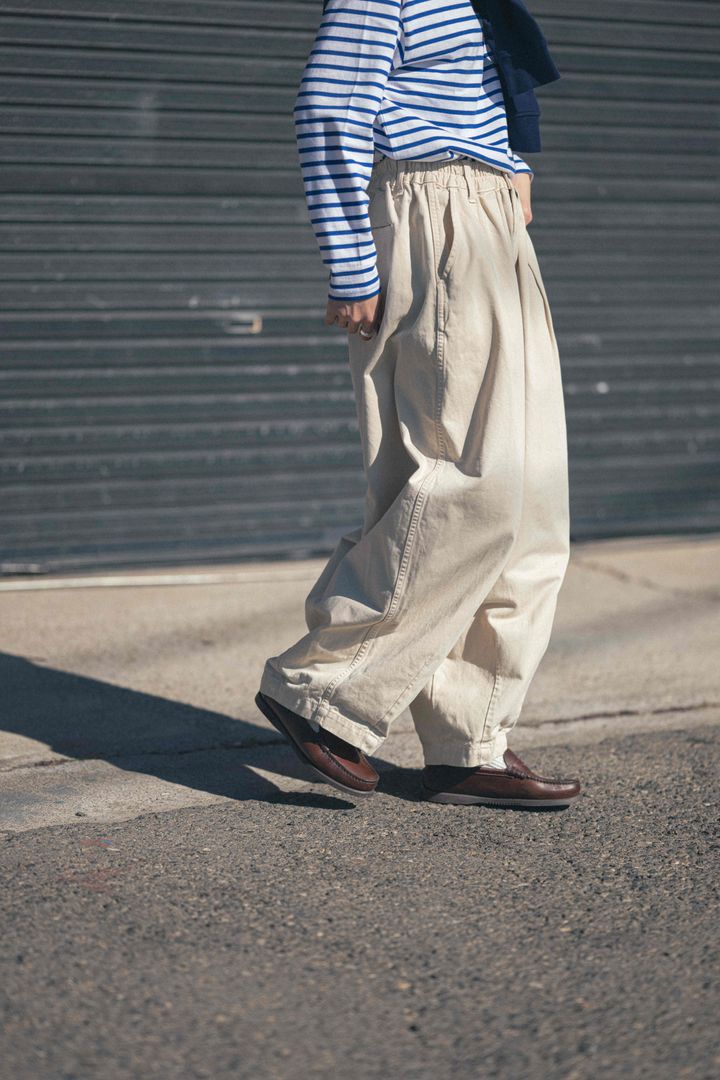 一度試してほしい！ボリュームたっぷり《ハーベスティ》のバルーンパンツがあるとベーシックが新顔に【FUDGE FRIEND おしゃれさんの毎日コーディネート vol.538｜UMI】