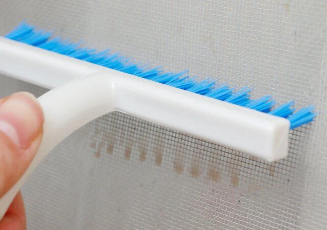 ダイソーの一気に掃除できる網戸・フィルター洗いブラシ