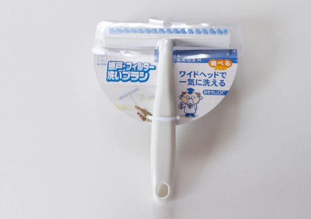 ダイソー 網戸・フィルター洗いブラシのパッケージ