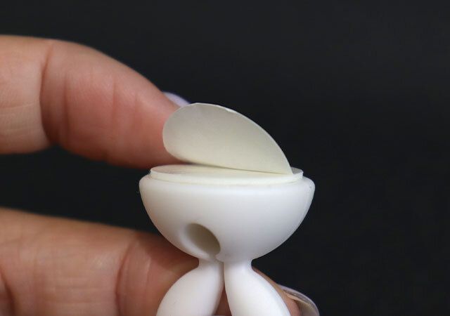 セリアの粘着テープ付きケーブルホルダー［ウサギ］