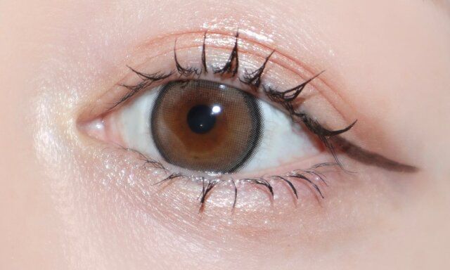 アイライナー・マスカラはブラウンの色味を使用