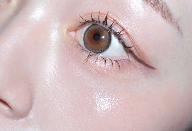 ツヤ感の出るクリームタイプのチークを使用