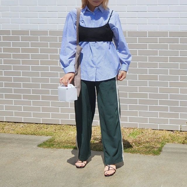 GUのブルーの「2ピースビスチェアンドシャツセット」×トラックパンツ