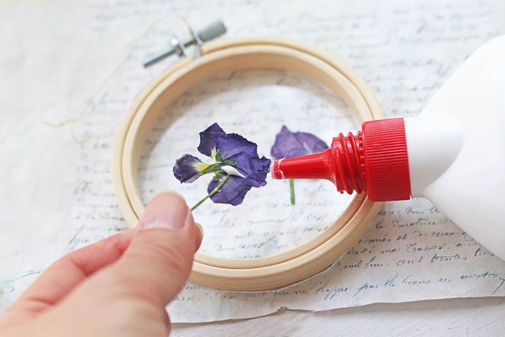 押し花を留める