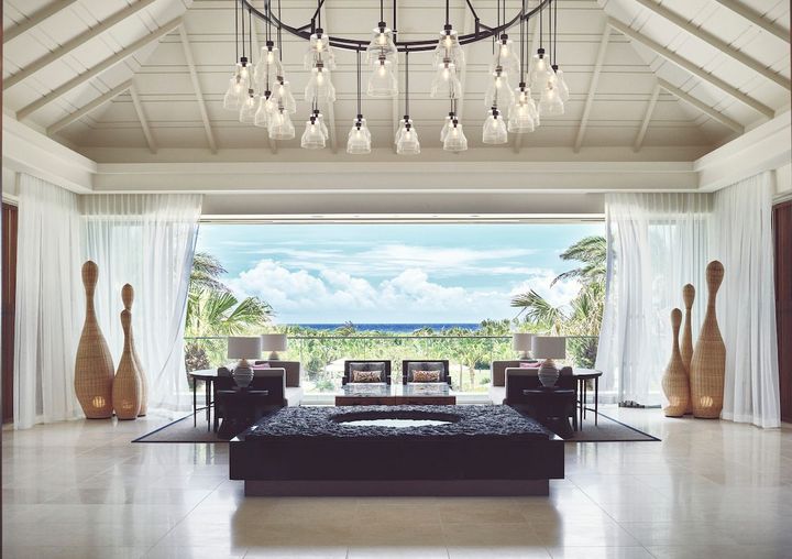 「クラブインターコンチネンタル、およびベイウィング」のエントランスは開放的な雰囲気が漂う。