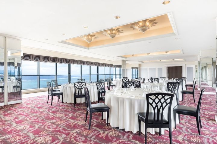 最上階（12F）に位置するバンケットルーム「トップオブやいま」。