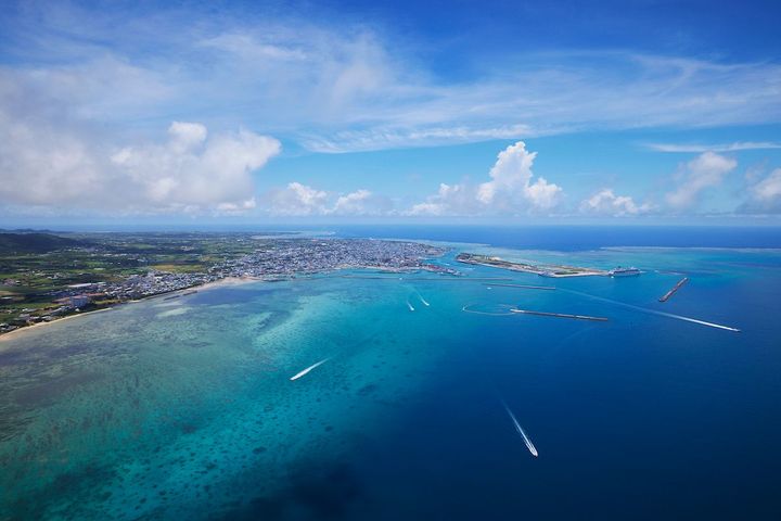 島を一望できる「YAEYAMAヘリクルージング」も人気のアクティビティ。
