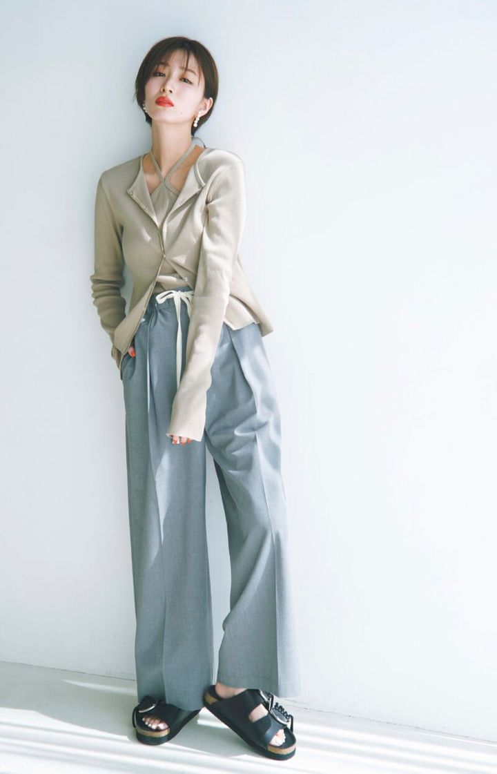 女っぽさが備わった上品ダブルベルトが新鮮！