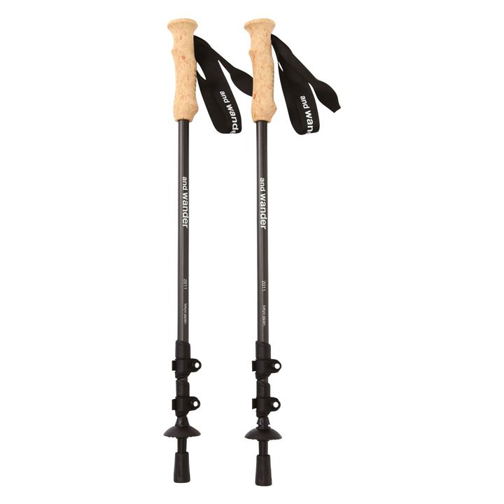 トレッキングポール ¥22,200／AND WANDER