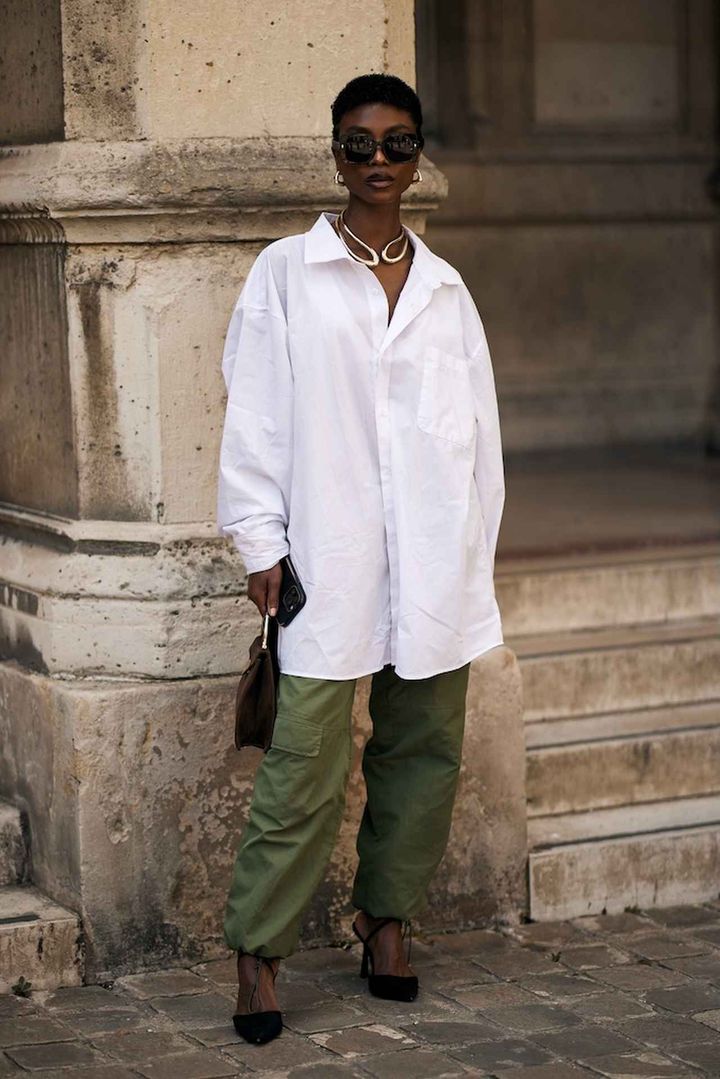 画像: クリーンな白シャツをネックカフでクールに昇華