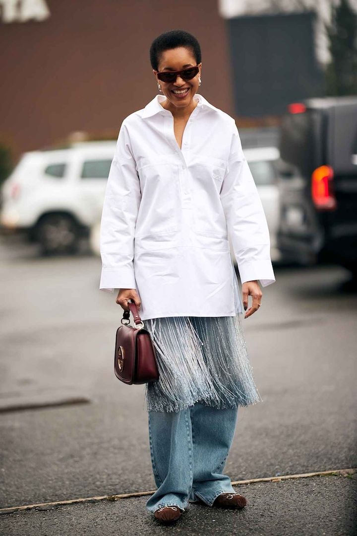 画像: 定番の白シャツは、スカート×ジーンズのレイヤードで刷新