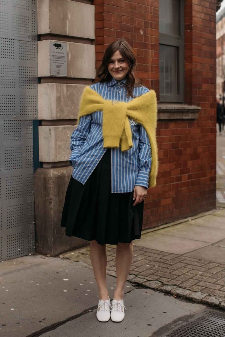 画像: リラックスしたストライプシャツで大人プレッピーを更新