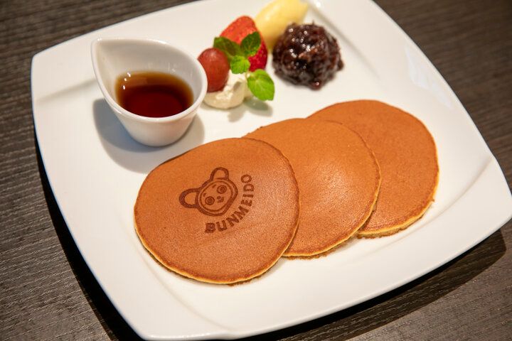 三越前駅から徒歩2分♪ どら焼き生地で作る焼きたてパンケーキが絶品「BUNMEIDO CAFE」