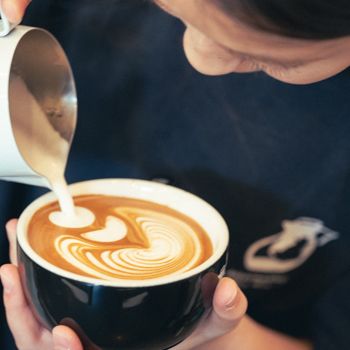 北新宿のカフェで、コーヒーとチーズケーキ：Alternative Coffee Works【ファージーの特等席 vol.35】