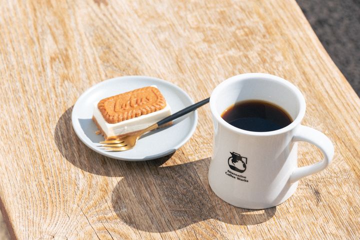 北新宿のカフェで、コーヒーとチーズケーキ：Alternative Coffee Works【ファージーの特等席 vol.35】