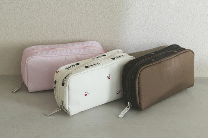 ビューティコスメポーチはピンク、ブラウン、リップ柄の3色