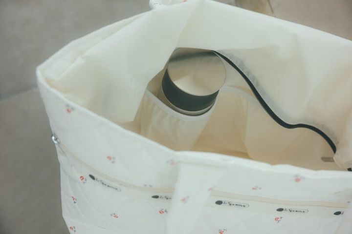 トートの中にはボトルを立てられる深いポケット