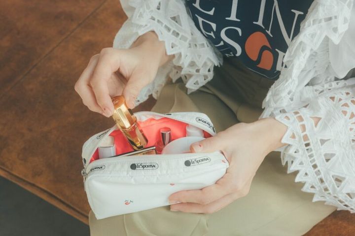 リップを立てて収納できるホルダー付きのコスメポーチ