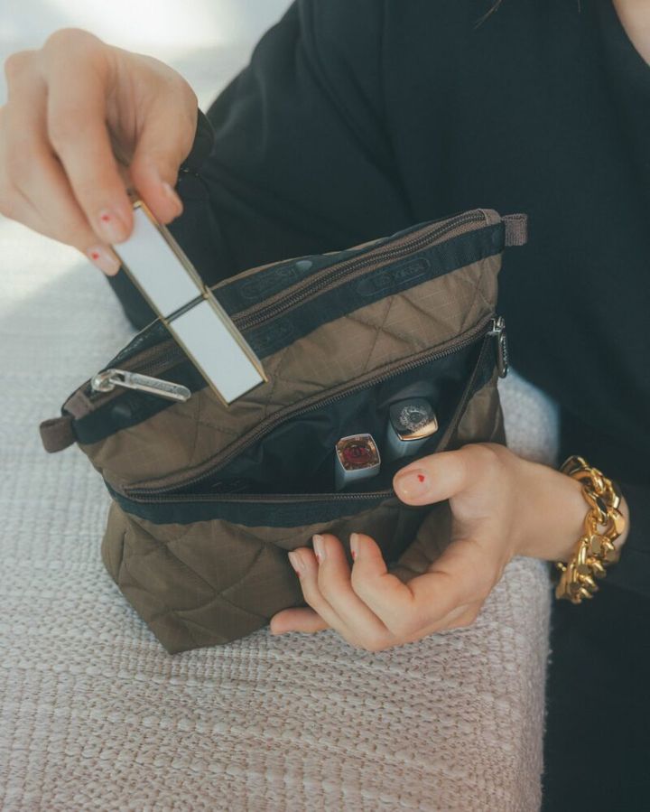 シックなブラウンカラーのコスメポーチ