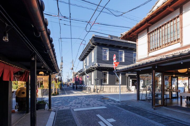 ガラスがきらめく滋賀・長浜のシンボル、元銀行を再生した「黒壁ガラス館」へ