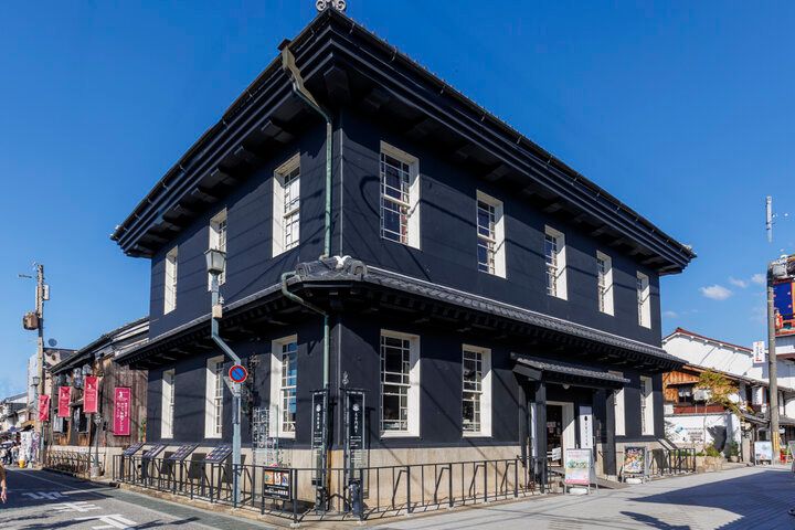 ガラスがきらめく滋賀・長浜のシンボル、元銀行を再生した「黒壁ガラス館」へ