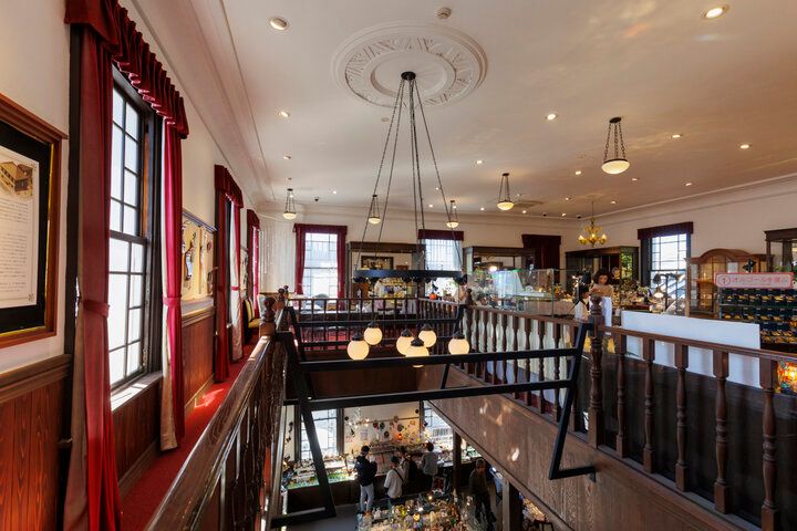 ガラスがきらめく滋賀・長浜のシンボル、元銀行を再生した「黒壁ガラス館」へ