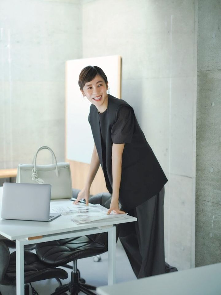 黒パフスリーブ×ジレ×グレーパンツ