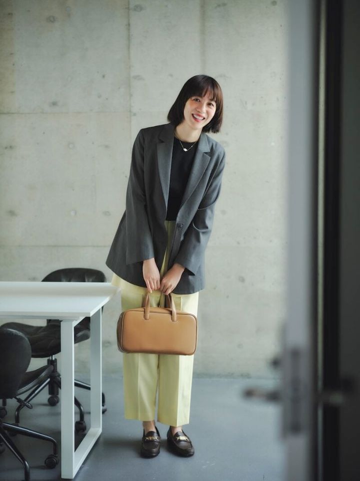 黒パフスリーブ×ジャケット×イエローパンツのコーデ