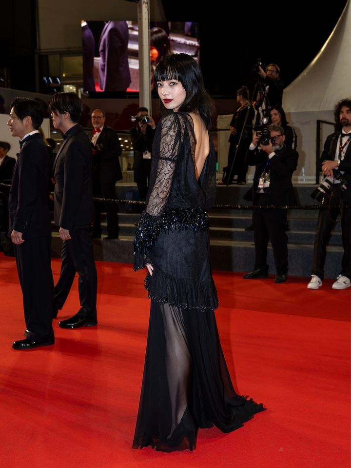 小松菜奈、大胆背中開きドレス纏い二宮和也とレッドカーペットへ！シースルー素材のドレスから美脚もチラリ