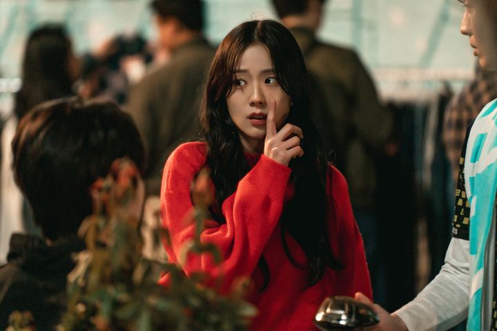 “ゾンビ禍”の恋と死闘！ BLACK PINKのジスが奮闘するホラー・ラブコメ