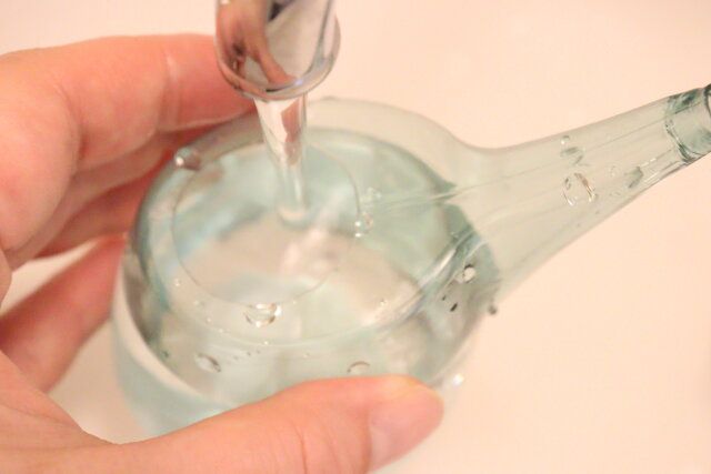 セリアのNo.3375 ミニ水差しに水を入れる