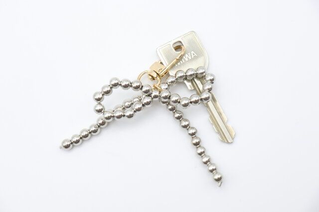 セリアの鍵に付けた4910 キーチャーム ビーズリボン