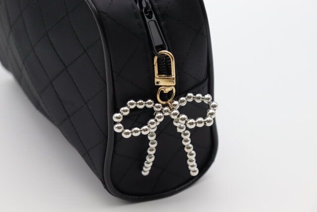 セリアのポーチに付けられる4910 キーチャーム ビーズリボン