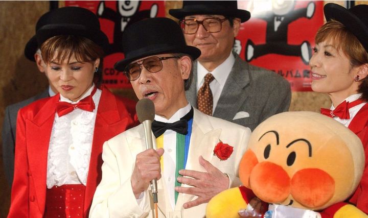 CDデビューの記者会見で、歌を披露するアンパンマンの作者、やなせたかしさん＝2003年12月5日午後、東京都文京区